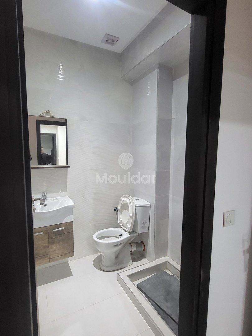 Hay Charaf mahallesinde, Casa yolunda 2 odalı daire için satış. 

- Asansörlü güvenli rezidans 
- Marjane yakınında sakin bir mahalle ve iyi komşuluk 
- 1. katta 

Daire detayları : 
- 2 oda 
- Donanımlı mutfak 
- 14 m² teras 
- Toplam alan: 83 m² 

Satış fiyatı: 940 000 dh 
Koşullar: %2,5 komisyon 

Çevredeki olanaklar : 
- Yerinde işletmeler (restoran, kafe, market…)  - Photo 14