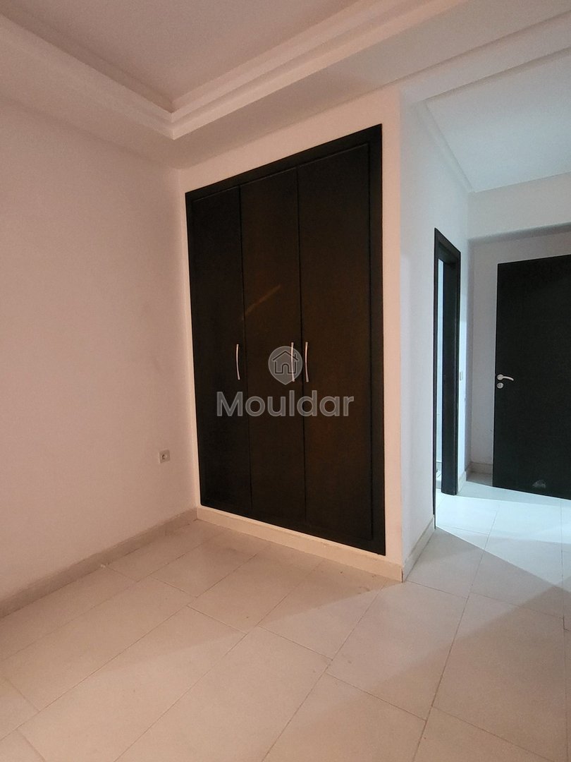 Hay Charaf mahallesinde, Casa yolunda 2 odalı daire için satış. 

- Asansörlü güvenli rezidans 
- Marjane yakınında sakin bir mahalle ve iyi komşuluk 
- 1. katta 

Daire detayları : 
- 2 oda 
- Donanımlı mutfak 
- 14 m² teras 
- Toplam alan: 83 m² 

Satış fiyatı: 940 000 dh 
Koşullar: %2,5 komisyon 

Çevredeki olanaklar : 
- Yerinde işletmeler (restoran, kafe, market…)  - Photo 8