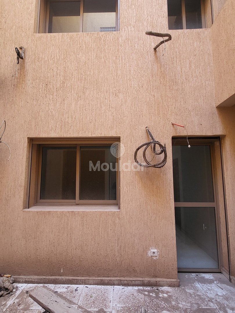 Hay Charaf mahallesinde, Casa yolunda 2 odalı daire için satış. 

- Asansörlü güvenli rezidans 
- Marjane yakınında sakin bir mahalle ve iyi komşuluk 
- 1. katta 

Daire detayları : 
- 2 oda 
- Donanımlı mutfak 
- 14 m² teras 
- Toplam alan: 83 m² 

Satış fiyatı: 940 000 dh 
Koşullar: %2,5 komisyon 

Çevredeki olanaklar : 
- Yerinde işletmeler (restoran, kafe, market…)  - Photo 5