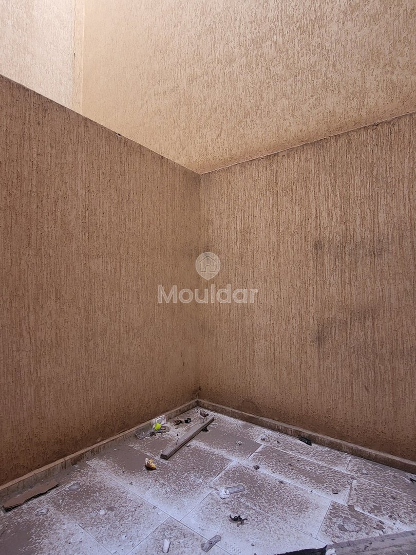 Hay Charaf mahallesinde, Casa yolunda 2 odalı daire için satış. 

- Asansörlü güvenli rezidans 
- Marjane yakınında sakin bir mahalle ve iyi komşuluk 
- 1. katta 

Daire detayları : 
- 2 oda 
- Donanımlı mutfak 
- 14 m² teras 
- Toplam alan: 83 m² 

Satış fiyatı: 940 000 dh 
Koşullar: %2,5 komisyon 

Çevredeki olanaklar : 
- Yerinde işletmeler (restoran, kafe, market…)  - Photo 7