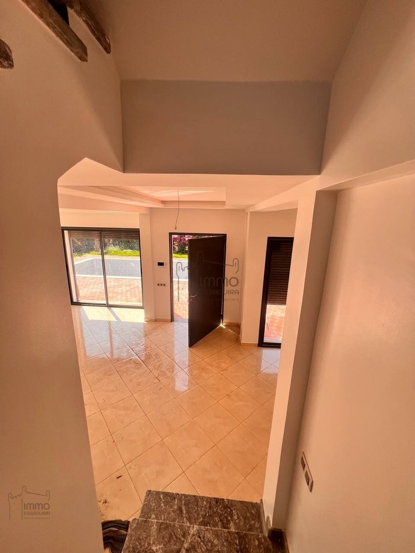 فيلا فسيحة على بعد 8 كم: أناقة وراحة للبيع - Photo 9