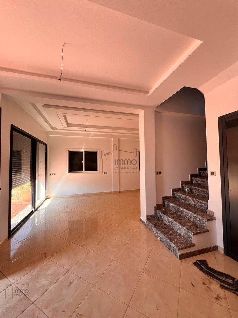 فيلا فسيحة على بعد 8 كم: أناقة وراحة للبيع - Photo 14