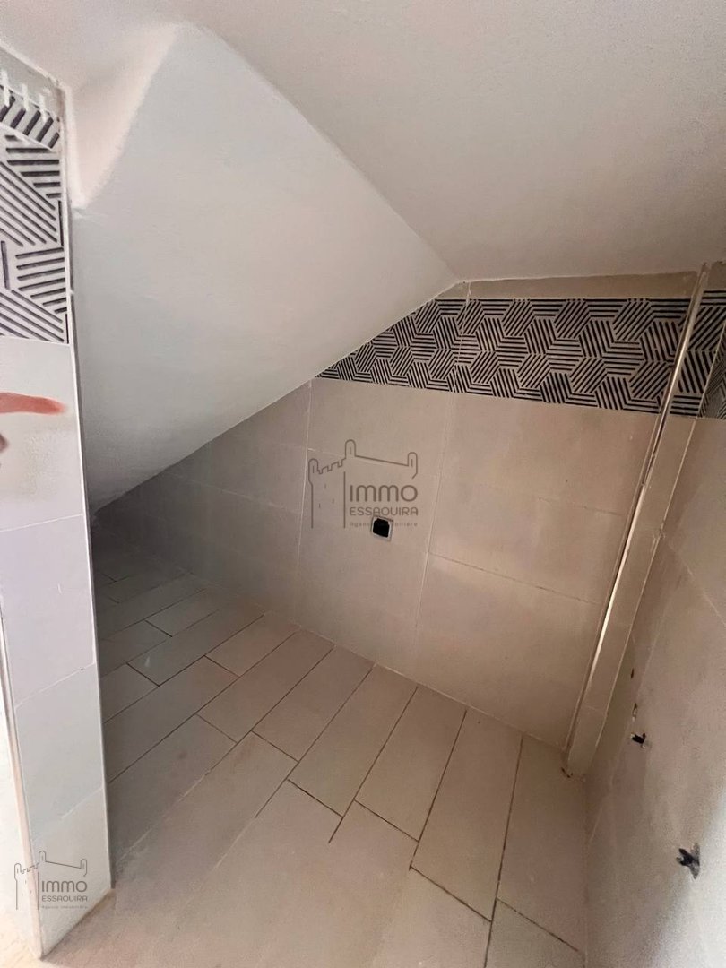 فيلا فسيحة على بعد 8 كم: أناقة وراحة للبيع - Photo 17