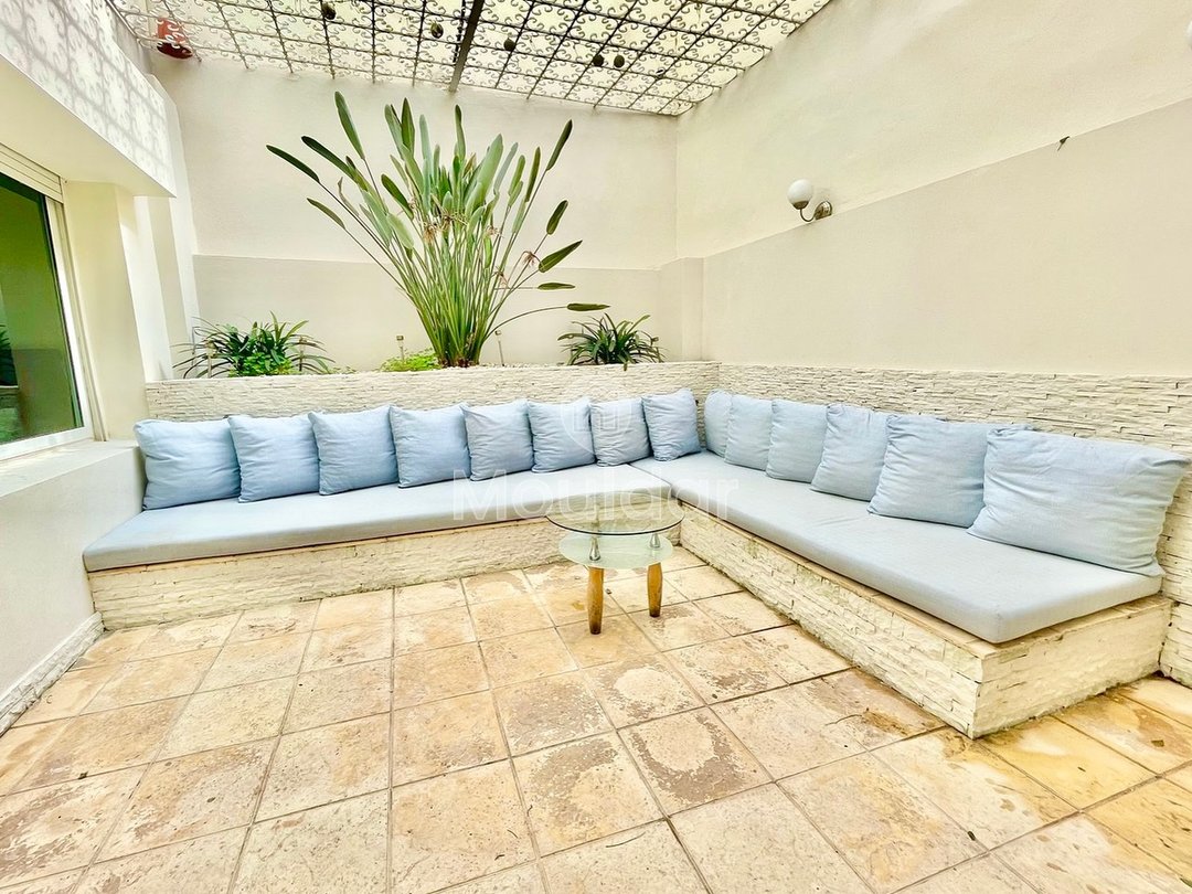 Ünlü Altın Üçgen'de bulunan ve 24 saat güvenli bir rezidans içinde kiralanabilir muhteşem bir mobilyalı daire.

Dairenin özellikleri:

- Toplam alan: 120 m², bunun 20 m²'si avlu
- 2 geniş yatak odası
- 2 banyo
- 1 WC
- Aydınlık ve geniş oturma odası
- Modern ve zarif mobilyalar
- Kişisel alanı olan tamamen donanımlı mutfak
- Geri çevrilebilir merkezi klima
- Garajda 1 park yeri

Konum:

- Birinci sınıf konum
- Tüm olanaklara yakın

Aylık 10.000 DHS kira ile, yönetime ait giderler dahil. - Photo 2