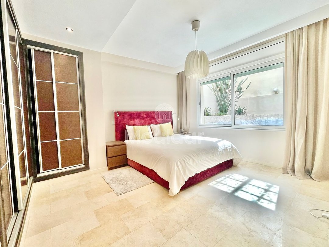 Ünlü Altın Üçgen'de bulunan ve 24 saat güvenli bir rezidans içinde kiralanabilir muhteşem bir mobilyalı daire.

Dairenin özellikleri:

- Toplam alan: 120 m², bunun 20 m²'si avlu
- 2 geniş yatak odası
- 2 banyo
- 1 WC
- Aydınlık ve geniş oturma odası
- Modern ve zarif mobilyalar
- Kişisel alanı olan tamamen donanımlı mutfak
- Geri çevrilebilir merkezi klima
- Garajda 1 park yeri

Konum:

- Birinci sınıf konum
- Tüm olanaklara yakın

Aylık 10.000 DHS kira ile, yönetime ait giderler dahil. - Photo 3