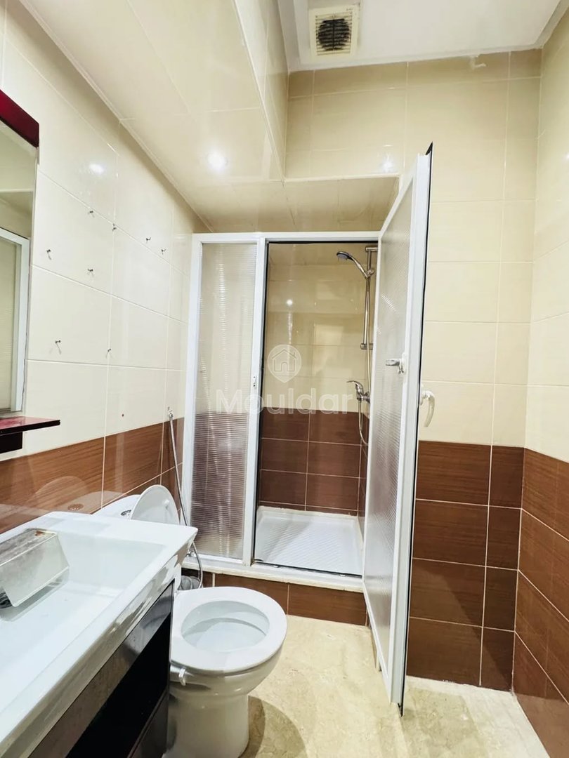 Casablanca huur is in Casablanca الدار البيضاء. Studio 4e verdieping 75 m2 lift zonder garage wijk les princesses 2 badkamers prijs 5300 DHS#Maroc #Casablanca #Rabat #Marrakech #Morocco - Photo 8