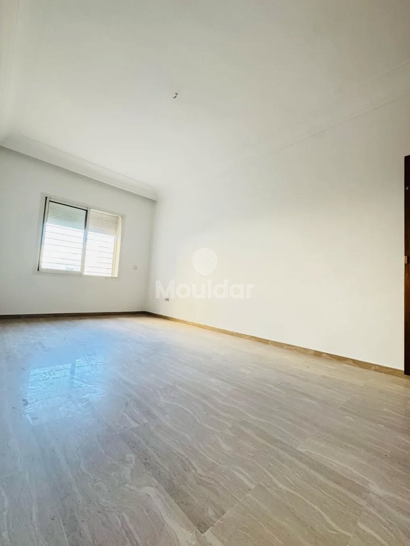شقة للإيجار في الدار البيضاء: 3 غرف، 130م² - Photo 1