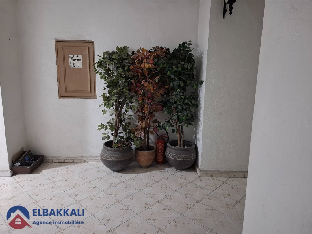 مكتب للإيجار في وسط مدينة طنجة: 80م² مع 4 غرف - Photo 1