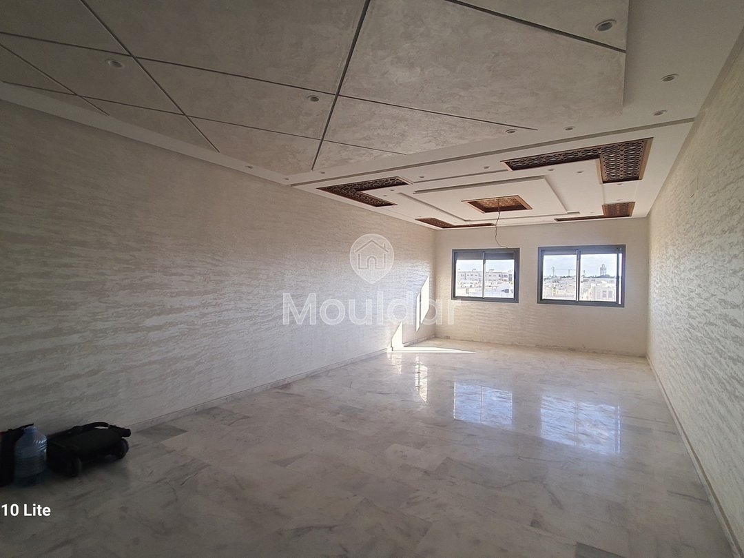 À vendre, un magnifique appartement en marbre d'une superficie de 128 mètres carrés, situé dans un environnement tranquille au quatrième étage (R+4).
Détails de la propriété :
- Superficie totale : 128 m²
- Chambres : 3 (dont une avec salle de bain)
- Salles de bain : 2
- Salon : 1
- Séjour
- Balcon
- Cuisine entièrement équipée
- Ascenseur
- Garage pour voitures
Emplacement :
- Situé à proximité du Blanco café
- Quartier chic avec toutes les commodités nécessaires à proximité
- Sans vis-à-vis
Prix : 88 millions, négociable.
Pour plus d'informations, veuillez contacter ou laisser un message via WhatsApp. - Photo 2