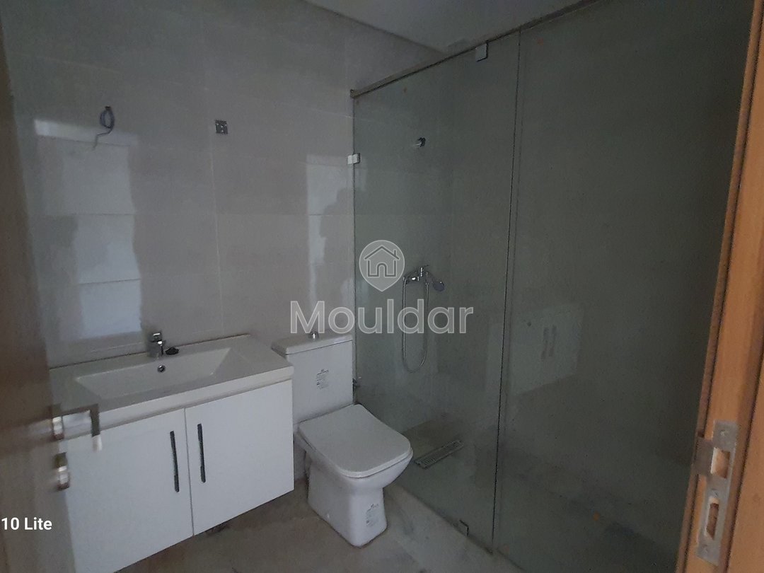 À vendre, un magnifique appartement en marbre d'une superficie de 128 mètres carrés, situé dans un environnement tranquille au quatrième étage (R+4).
Détails de la propriété :
- Superficie totale : 128 m²
- Chambres : 3 (dont une avec salle de bain)
- Salles de bain : 2
- Salon : 1
- Séjour
- Balcon
- Cuisine entièrement équipée
- Ascenseur
- Garage pour voitures
Emplacement :
- Situé à proximité du Blanco café
- Quartier chic avec toutes les commodités nécessaires à proximité
- Sans vis-à-vis
Prix : 88 millions, négociable.
Pour plus d'informations, veuillez contacter ou laisser un message via WhatsApp. - Photo 14