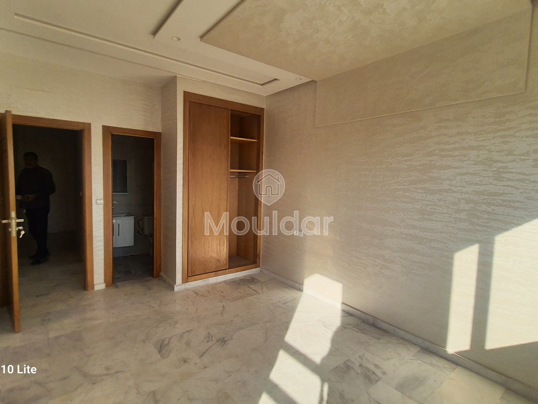 À vendre, un magnifique appartement en marbre d'une superficie de 128 mètres carrés, situé dans un environnement tranquille au quatrième étage (R+4).
Détails de la propriété :
- Superficie totale : 128 m²
- Chambres : 3 (dont une avec salle de bain)
- Salles de bain : 2
- Salon : 1
- Séjour
- Balcon
- Cuisine entièrement équipée
- Ascenseur
- Garage pour voitures
Emplacement :
- Situé à proximité du Blanco café
- Quartier chic avec toutes les commodités nécessaires à proximité
- Sans vis-à-vis
Prix : 88 millions, négociable.
Pour plus d'informations, veuillez contacter ou laisser un message via WhatsApp. - Photo 11