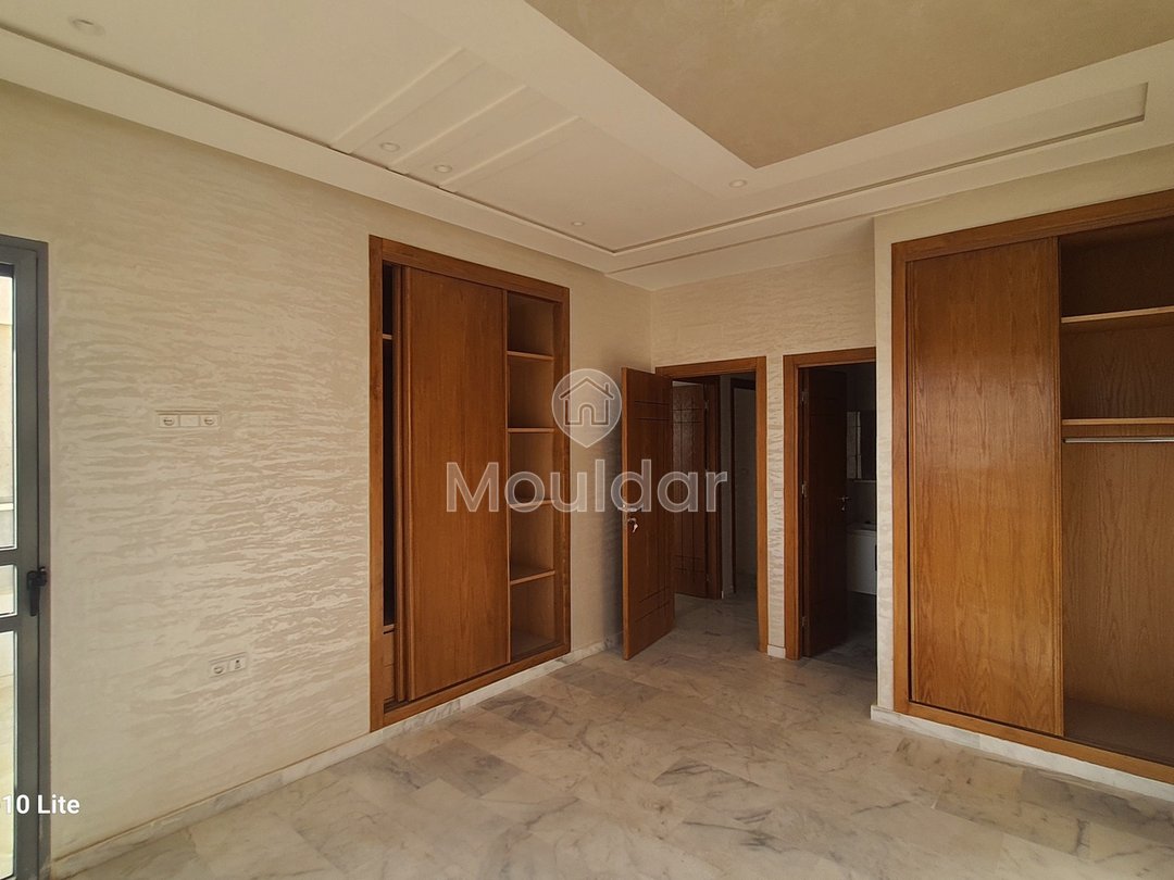 À vendre, un magnifique appartement en marbre d'une superficie de 128 mètres carrés, situé dans un environnement tranquille au quatrième étage (R+4).
Détails de la propriété :
- Superficie totale : 128 m²
- Chambres : 3 (dont une avec salle de bain)
- Salles de bain : 2
- Salon : 1
- Séjour
- Balcon
- Cuisine entièrement équipée
- Ascenseur
- Garage pour voitures
Emplacement :
- Situé à proximité du Blanco café
- Quartier chic avec toutes les commodités nécessaires à proximité
- Sans vis-à-vis
Prix : 88 millions, négociable.
Pour plus d'informations, veuillez contacter ou laisser un message via WhatsApp. - Photo 7