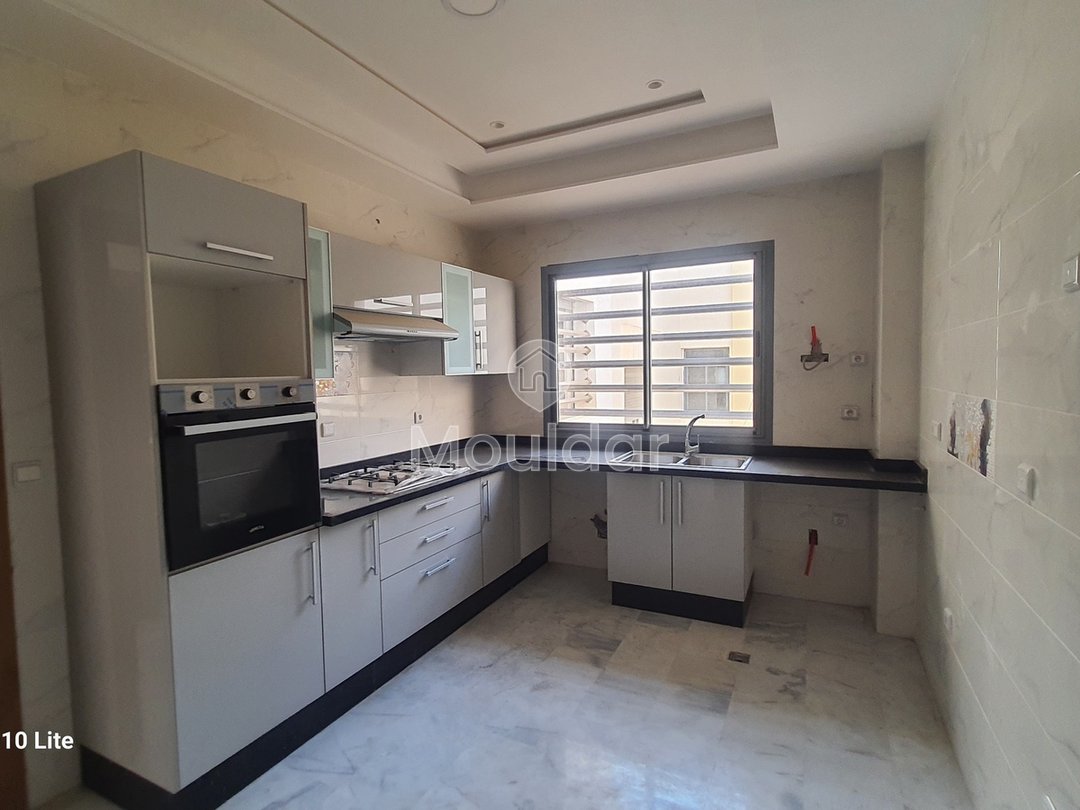 À vendre, un magnifique appartement en marbre d'une superficie de 128 mètres carrés, situé dans un environnement tranquille au quatrième étage (R+4).
Détails de la propriété :
- Superficie totale : 128 m²
- Chambres : 3 (dont une avec salle de bain)
- Salles de bain : 2
- Salon : 1
- Séjour
- Balcon
- Cuisine entièrement équipée
- Ascenseur
- Garage pour voitures
Emplacement :
- Situé à proximité du Blanco café
- Quartier chic avec toutes les commodités nécessaires à proximité
- Sans vis-à-vis
Prix : 88 millions, négociable.
Pour plus d'informations, veuillez contacter ou laisser un message via WhatsApp. - Photo 13