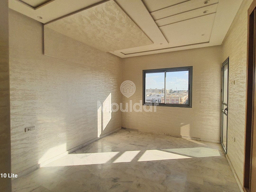 À vendre, un magnifique appartement en marbre d'une superficie de 128 mètres carrés, situé dans un environnement tranquille au quatrième étage (R+4).
Détails de la propriété :
- Superficie totale : 128 m²
- Chambres : 3 (dont une avec salle de bain)
- Salles de bain : 2
- Salon : 1
- Séjour
- Balcon
- Cuisine entièrement équipée
- Ascenseur
- Garage pour voitures
Emplacement :
- Situé à proximité du Blanco café
- Quartier chic avec toutes les commodités nécessaires à proximité
- Sans vis-à-vis
Prix : 88 millions, négociable.
Pour plus d'informations, veuillez contacter ou laisser un message via WhatsApp. - Photo 4