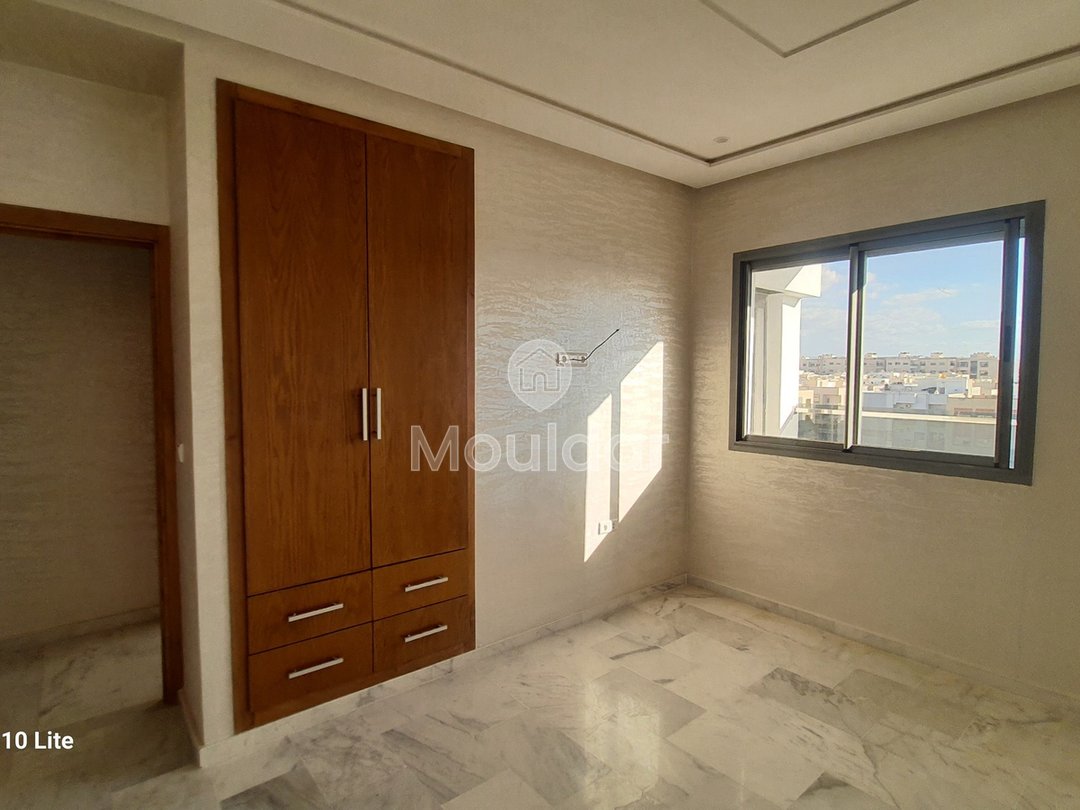 À vendre, un magnifique appartement en marbre d'une superficie de 128 mètres carrés, situé dans un environnement tranquille au quatrième étage (R+4).
Détails de la propriété :
- Superficie totale : 128 m²
- Chambres : 3 (dont une avec salle de bain)
- Salles de bain : 2
- Salon : 1
- Séjour
- Balcon
- Cuisine entièrement équipée
- Ascenseur
- Garage pour voitures
Emplacement :
- Situé à proximité du Blanco café
- Quartier chic avec toutes les commodités nécessaires à proximité
- Sans vis-à-vis
Prix : 88 millions, négociable.
Pour plus d'informations, veuillez contacter ou laisser un message via WhatsApp. - Photo 6