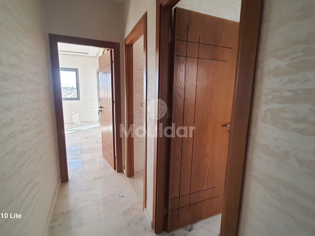 À vendre, un magnifique appartement en marbre d'une superficie de 128 mètres carrés, situé dans un environnement tranquille au quatrième étage (R+4).
Détails de la propriété :
- Superficie totale : 128 m²
- Chambres : 3 (dont une avec salle de bain)
- Salles de bain : 2
- Salon : 1
- Séjour
- Balcon
- Cuisine entièrement équipée
- Ascenseur
- Garage pour voitures
Emplacement :
- Situé à proximité du Blanco café
- Quartier chic avec toutes les commodités nécessaires à proximité
- Sans vis-à-vis
Prix : 88 millions, négociable.
Pour plus d'informations, veuillez contacter ou laisser un message via WhatsApp. - Photo 8