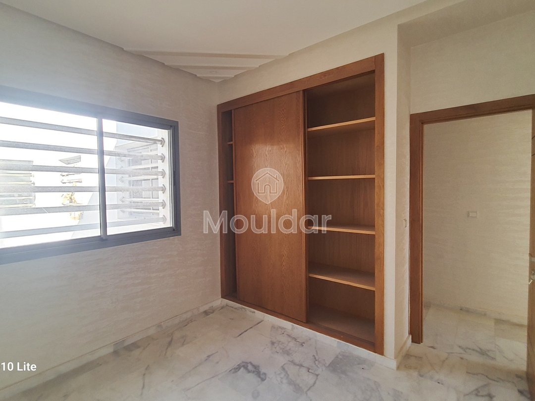 À vendre, un magnifique appartement en marbre d'une superficie de 128 mètres carrés, situé dans un environnement tranquille au quatrième étage (R+4).
Détails de la propriété :
- Superficie totale : 128 m²
- Chambres : 3 (dont une avec salle de bain)
- Salles de bain : 2
- Salon : 1
- Séjour
- Balcon
- Cuisine entièrement équipée
- Ascenseur
- Garage pour voitures
Emplacement :
- Situé à proximité du Blanco café
- Quartier chic avec toutes les commodités nécessaires à proximité
- Sans vis-à-vis
Prix : 88 millions, négociable.
Pour plus d'informations, veuillez contacter ou laisser un message via WhatsApp. - Photo 9