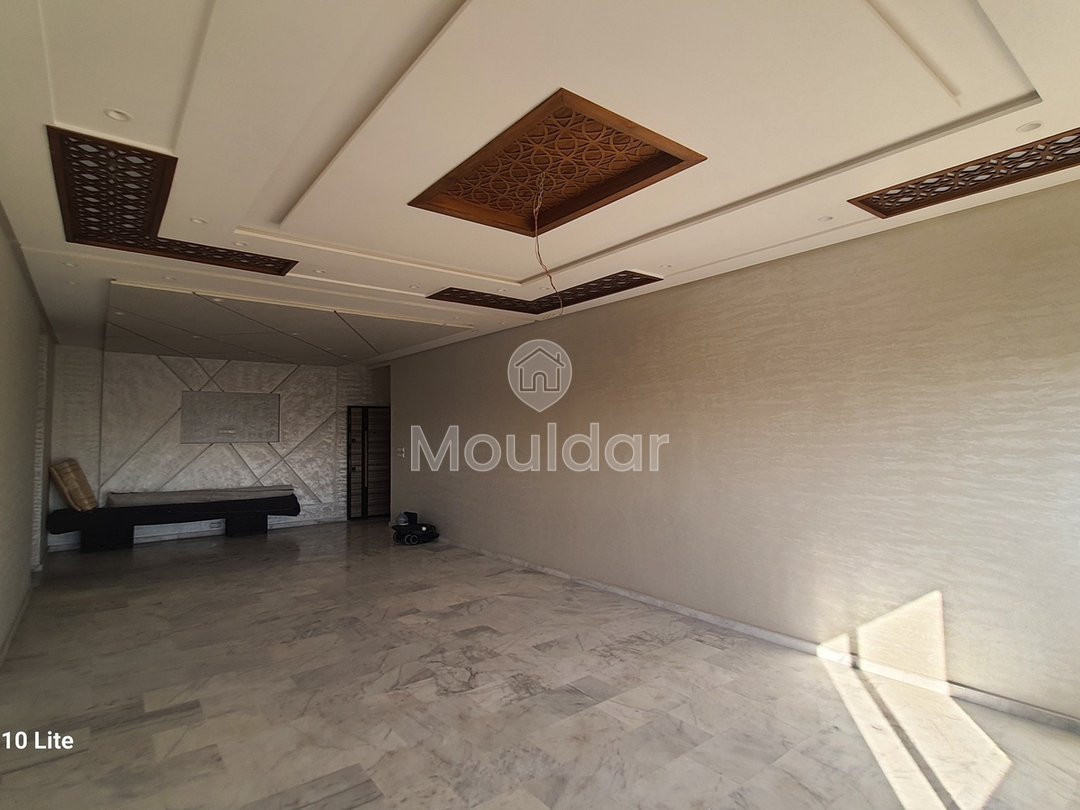 À vendre, un magnifique appartement en marbre d'une superficie de 128 mètres carrés, situé dans un environnement tranquille au quatrième étage (R+4).
Détails de la propriété :
- Superficie totale : 128 m²
- Chambres : 3 (dont une avec salle de bain)
- Salles de bain : 2
- Salon : 1
- Séjour
- Balcon
- Cuisine entièrement équipée
- Ascenseur
- Garage pour voitures
Emplacement :
- Situé à proximité du Blanco café
- Quartier chic avec toutes les commodités nécessaires à proximité
- Sans vis-à-vis
Prix : 88 millions, négociable.
Pour plus d'informations, veuillez contacter ou laisser un message via WhatsApp. - Photo 5