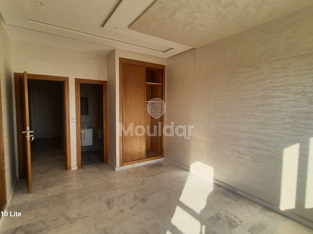 À vendre, un magnifique appartement en marbre d'une superficie de 128 mètres carrés, situé dans un environnement tranquille au quatrième étage (R+4).
Détails de la propriété :
- Superficie totale : 128 m²
- Chambres : 3 (dont une avec salle de bain)
- Salles de bain : 2
- Salon : 1
- Séjour
- Balcon
- Cuisine entièrement équipée
- Ascenseur
- Garage pour voitures
Emplacement :
- Situé à proximité du Blanco café
- Quartier chic avec toutes les commodités nécessaires à proximité
- Sans vis-à-vis
Prix : 88 millions, négociable.
Pour plus d'informations, veuillez contacter ou laisser un message via WhatsApp. - Photo 10