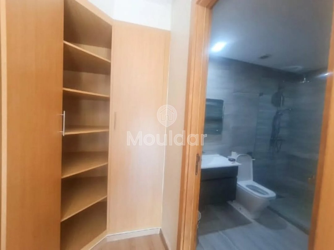 De închiriat: Apartament fermecător de 126 m² situat în cartierul Les Hermitage din Casablanca.

- Suprafața: 126 m²
- 5 etaje cu lift
- Sufragerie mare
- 2 dormitoare
- 2 băi
- Bucătărie echipată
- Terasă
- Loc de parcare

Apartamentul beneficiază de apropierea imediată de magazine, școli și transporturi.

Preț chirie: 8300 DH pe lună (cu comisionul de administrare inclus). - Photo 4