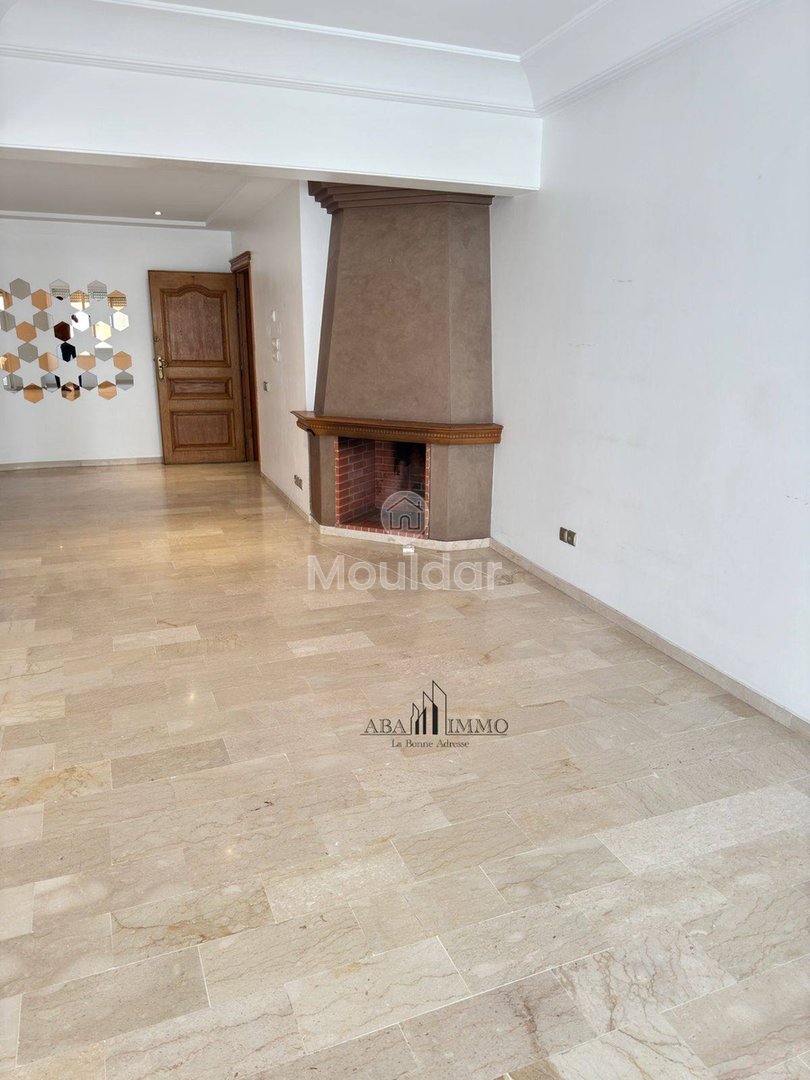 شقة واسعة للإيجار: 3 غرف في الدار البيضاء - Photo 1