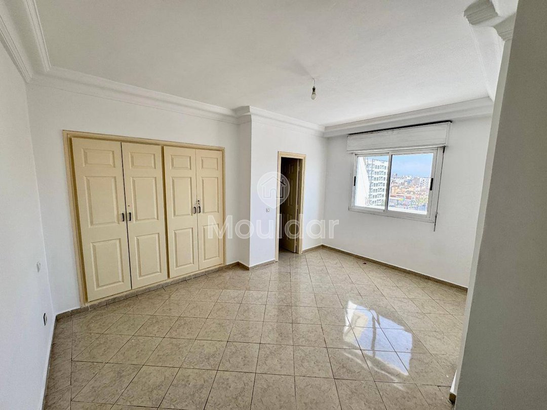 For Sale: Charming 2 Bedroom Apartment in Maarif, Casablanca - Photo 2