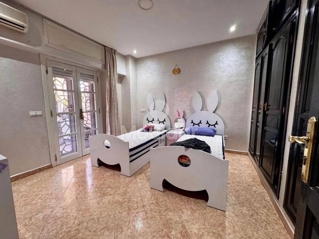 Spacious villa for sale in Marrakech - 5 bedrooms, parking included - Photo 9