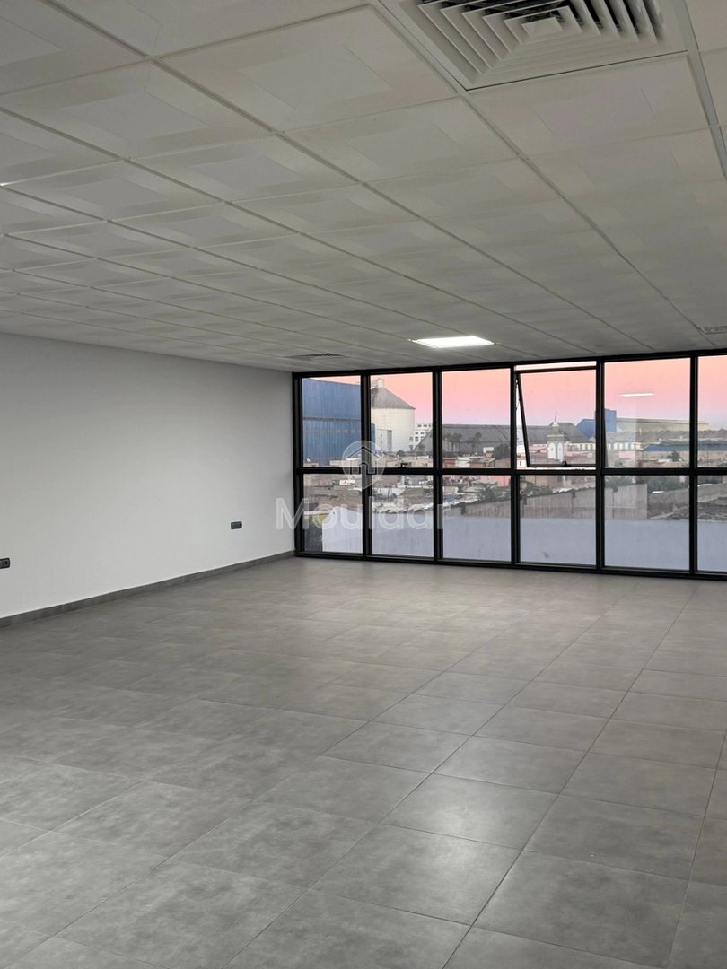 مكتب للإيجار في الدار البيضاء: مساحة 82م² مؤمنة وعملية - Photo 1