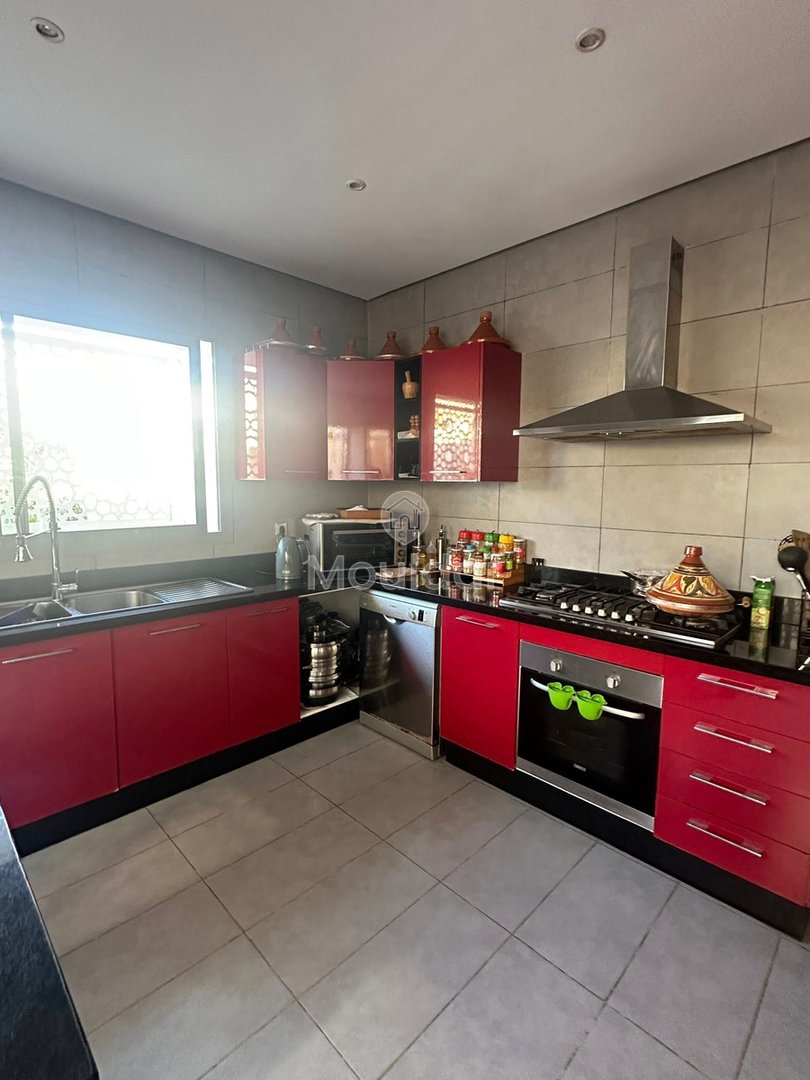 فيلا رائعة في الدار البيضاء: ٤ غرف نوم، مسبح وأمن - Photo 9