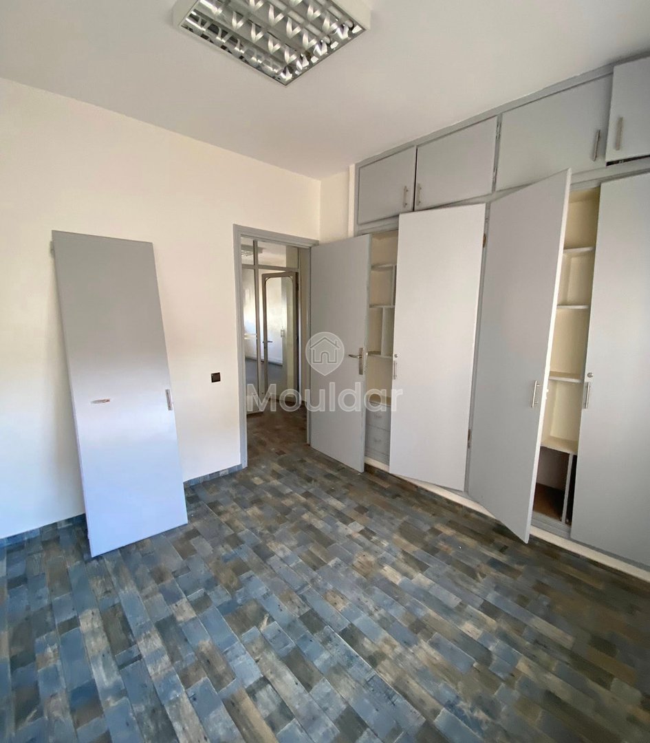 Te huur: kantoorruimte: 1 Kamer op de 3e verdieping in Agdal - Photo 2