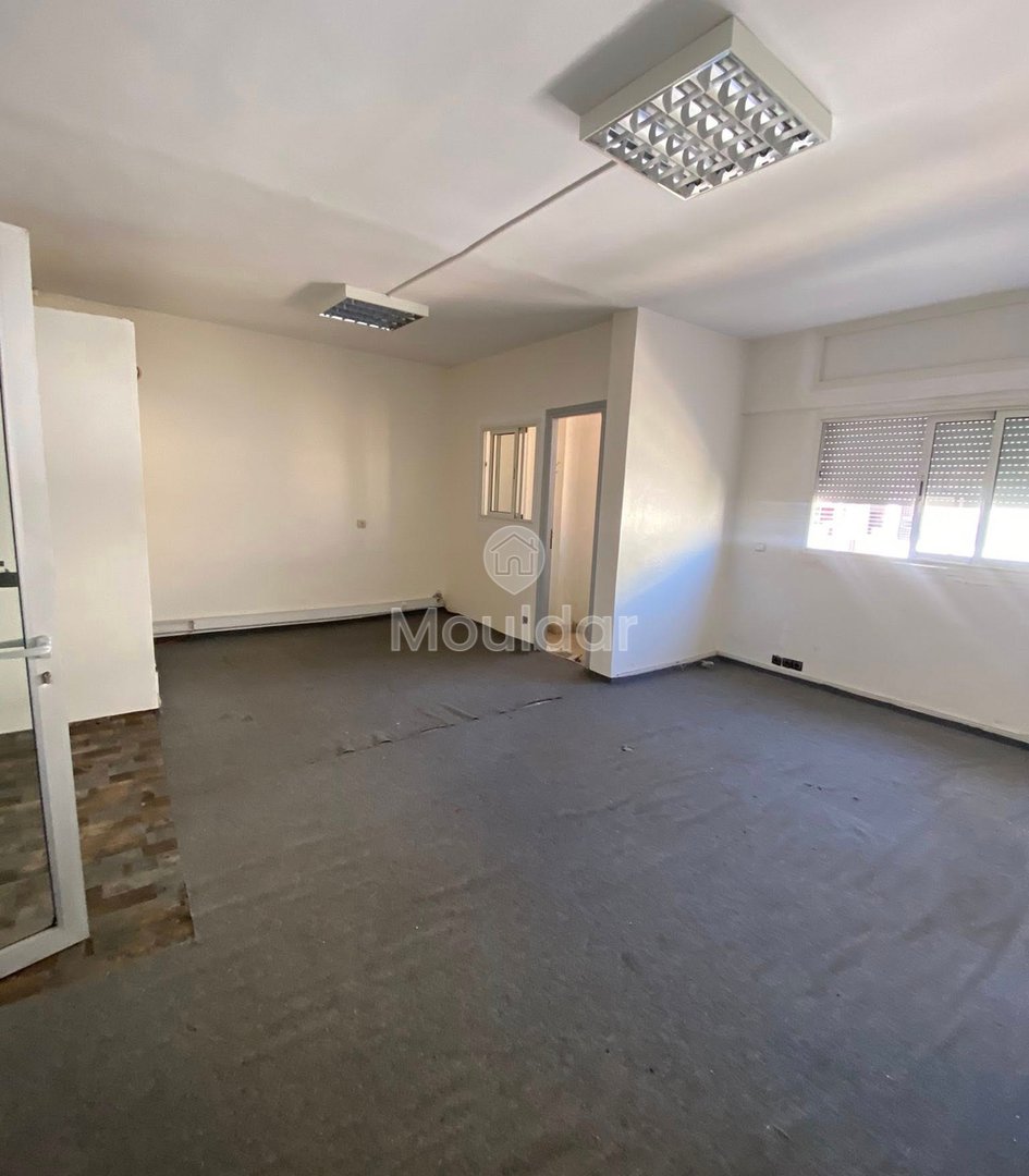 Te huur: kantoorruimte: 1 Kamer op de 3e verdieping in Agdal - Photo 1