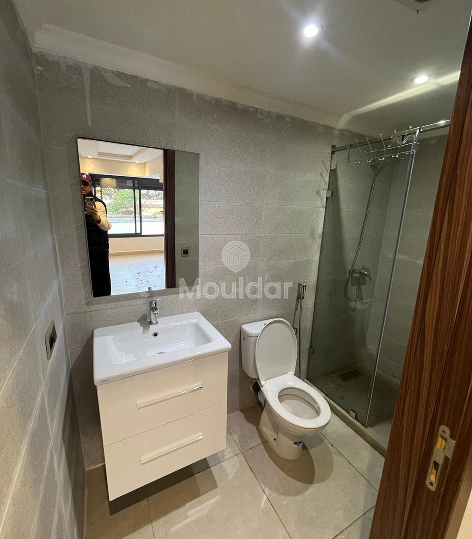 شقة مزدوجة رائعة للإيجار في الدار البيضاء مع تراس وأمان - Photo 9