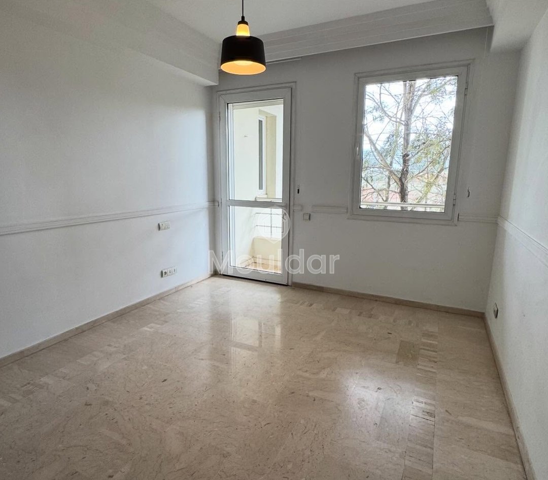 Charming Apartment in Aïn Diab: 3 Bedrooms, Balcony, Secure - Photo 3