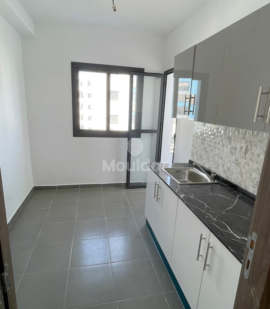 For Sale: Charming 2-Bedroom Apartment with Balcony in Tangier - Photo 5