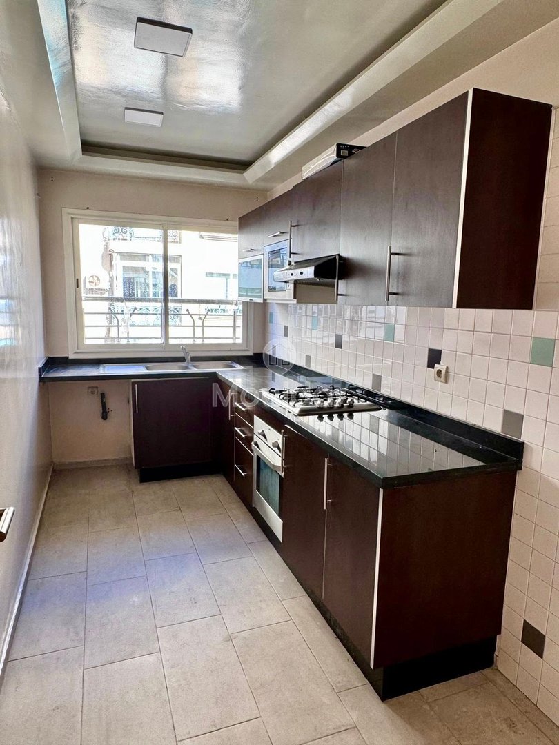 شقة للإيجار في الدار البيضاء: غرفتان مع شرفة - Photo 6