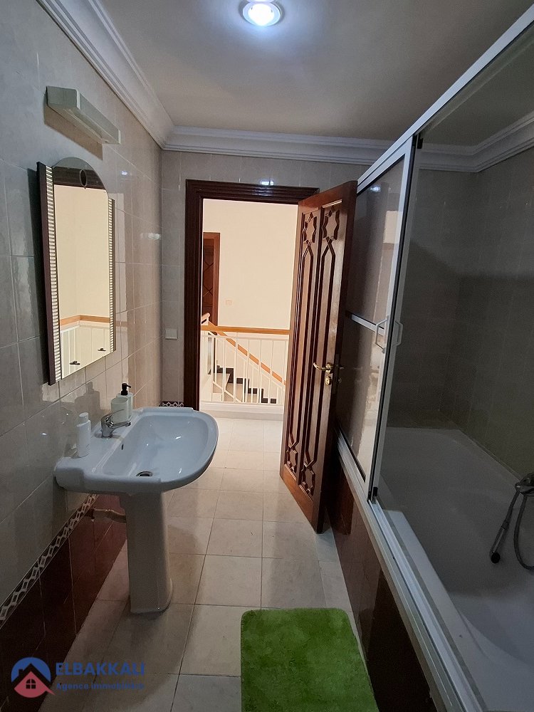 شقة دوبلكس مفروشة للإيجار في طنجة مالabata - Photo 19